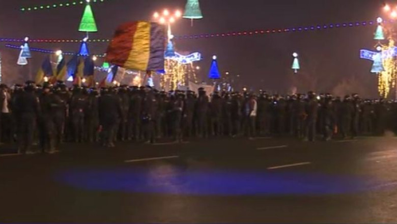 Proteste in Capitala. Jandarmii au facut scut uman in jurul Guvernului Imagine