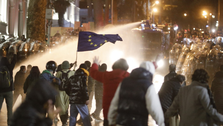 Proteste in Georgia fata de proiectul „agentilor straini” inspirat de la rusi. Politia a folosit gaze lacrimogene si tunuri cu apa Imagine