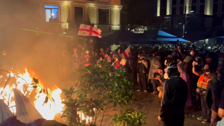 Proteste in Georgia. Manifestantii au incercat sa intre in palatul prezidential din Tbilisi. Jandarmii au ripostat cu tunuri cu apa Imagine