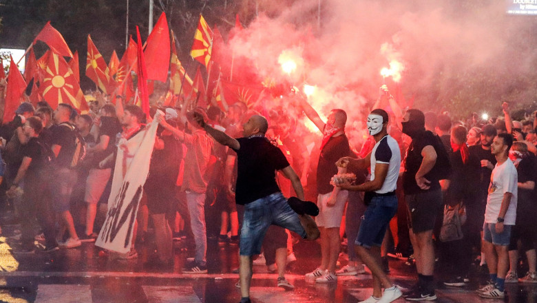 Proteste in Macedonia de Nord impotriva inscrierii in Constitutie a etnicilor bulgari. Politistii, atacati cu cocteiluri Molotov Imagine