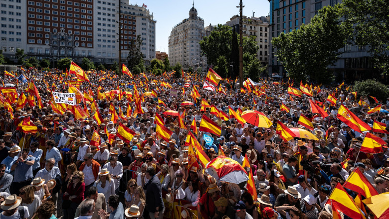 Proteste in Madrid, la resedinta premierului Pedro Sanchez: manifestantii au fortat cordonul de securitate