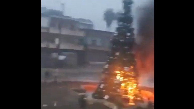 Proteste in Siria, dupa ce un brad de Craciun a fost incendiat. „Cerem drepturile crestinilor” Imagine