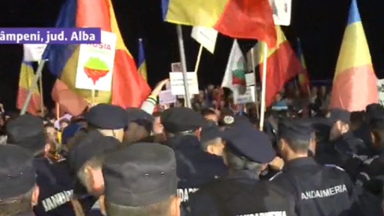 Proteste la Campeni fata de proiectul Rosia Montana. Membrii comisiei parlamentare au fost vizati Imagine