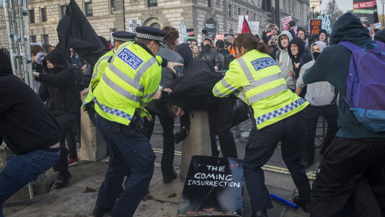 Proteste la Londra. Studentii s-au incaierat cu fortele de ordine in fata Parlamentului Imagine