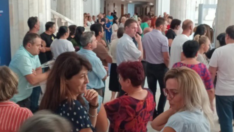 Proteste la Ministerul Finantelor si Ministerul Fondurilor Europene. Angajatii au oprit lucrul, nemultumiti de taierea sporurilor Imagine
