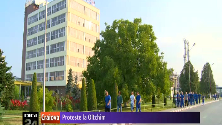Proteste la Oltchim. Mai multi muncitori s-au adunat, astazi, in curtea combinatului, nemultumiti ca nu si-au primit salariile restante Imagine