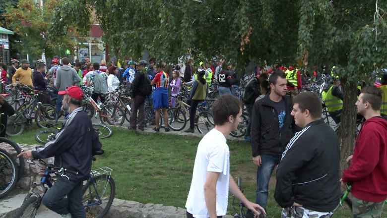 Proteste pe doua roti. Biciclistii au marsaluit prin Oradea ca sa ceara piste speciale pentru ei Imagine