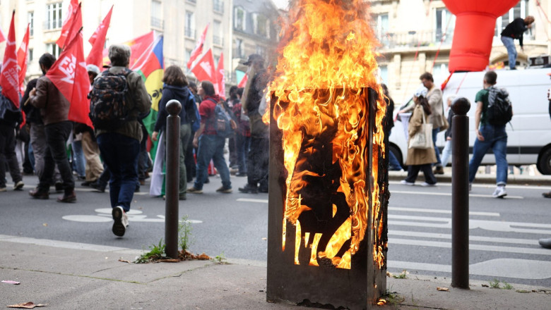 Proteste uriase in Franta impotriva reformei si reducerilor bugetare. Elevi arestati la Paris, politia mobilizeaza 5.000 de agenti Imagine