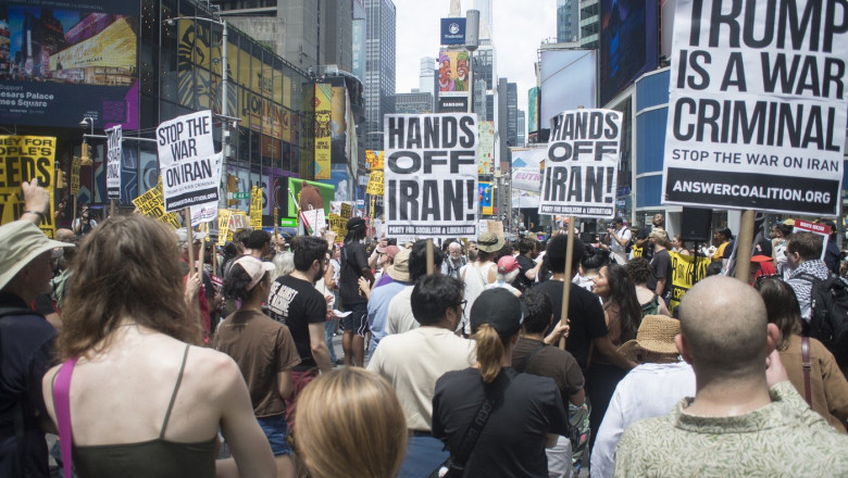 Proteste uriase in SUA impotriva atacurilor asupra instalatiilor nucleare din Iran: „Bani pentru educatie, nu pentru ocupatie” Imagine