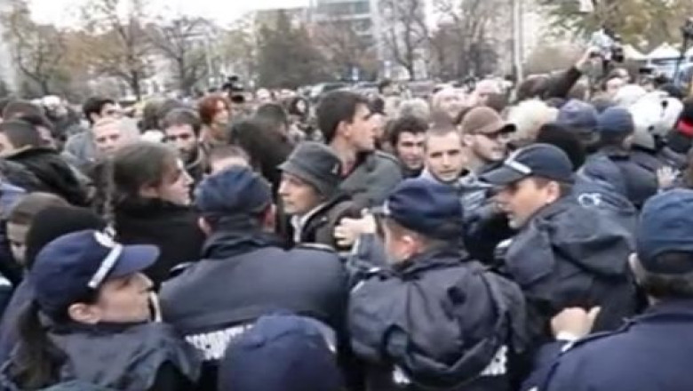 Proteste violente in Bulgaria. Sute de manifestanti au incercat sa inconjoare Parlamentul Imagine