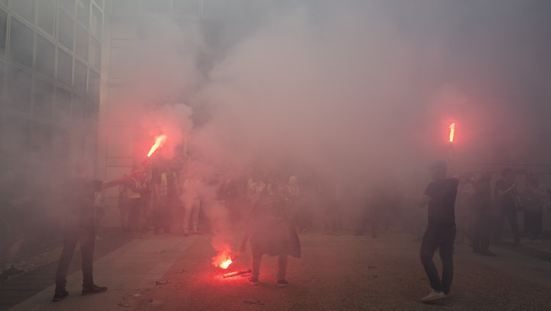 Proteste violente in Franta, cu un milion de manifestanti. Tunuri cu apa si blindate pe strazi, 300 de manifestanti arestati Imagine