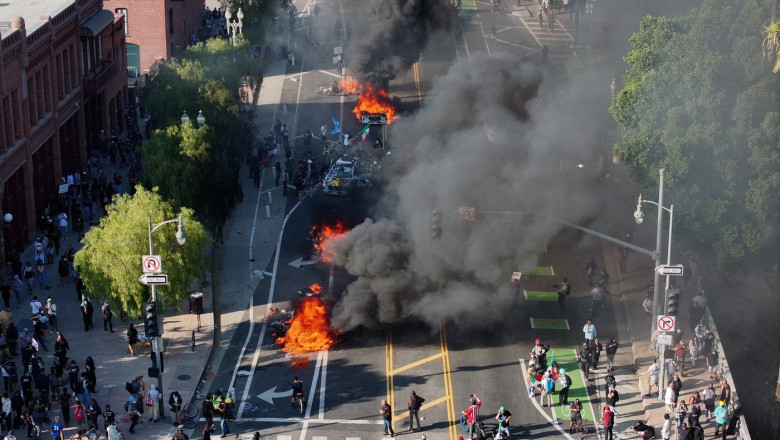 Proteste violente in Los Angeles. 700 de puscasi marini ar putea fi trimisi pe strazi. Trump, dat in judecata de statul California Imagine
