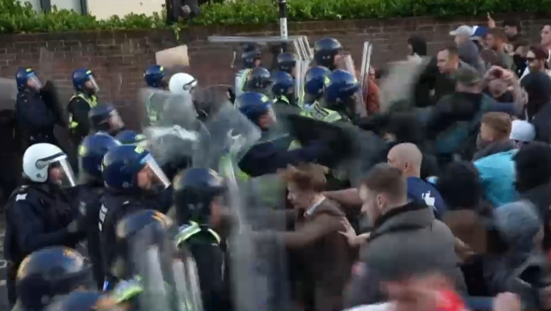 Proteste violente in Marea Britanie, dupa publicarea unor imagini in care politia incatuseaza un tanar injunghiat care a murit