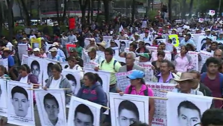 Proteste violente in Mexic, dupa ce un primar a fost acuzat ca a ordonat rapirea si uciderea a 43 de studenti Imagine