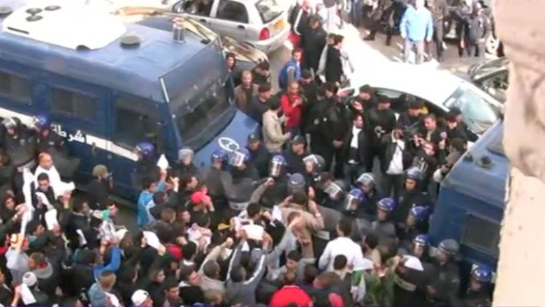 Proteste violente in Pakistan, Iordania si Algeria fata de caricaturile cu profetul Mahomed Imagine