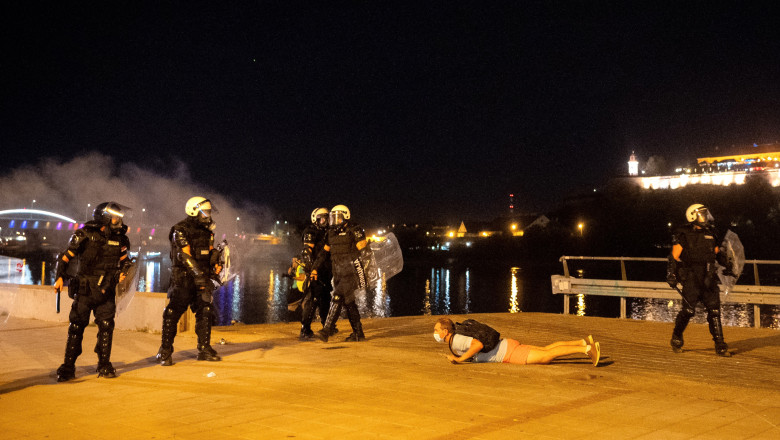Proteste violente in Serbia: politia a folosit gaze lacrimogene pentru dispersarea protestatarilor antiguvernamentali la Novi Sad Imagine