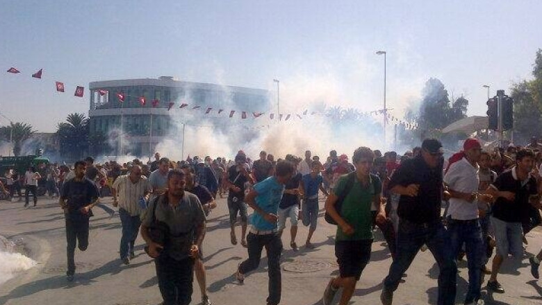 Proteste violente in Tunisia: Mii de oamenii cer dizolvarea Parlamentului condus de islamisti Imagine
