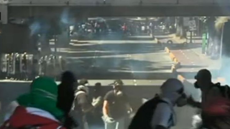 Proteste violente in Venezuela. Mii de manifestanti s-au luat la bataie cu fortele de ordine la Caracas Imagine