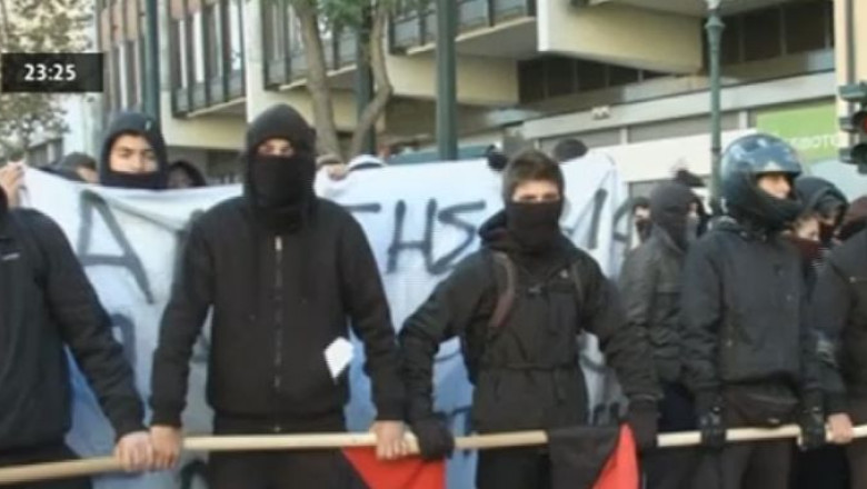 Proteste violente la Atena. Sute de tineri s-au luat la bataie cu fortele de ordine Imagine