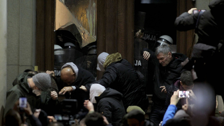 Proteste violente la Belgrad: 8 politisti raniti, zeci de arestari. Sefa Opozitiei, de etnie romana, este in greva foamei Imagine