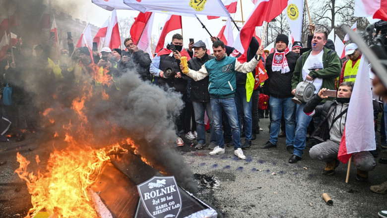 Proteste violente la Varsovia. Fermierii au ars un sicriu in fata biroului lui Tusk: „Am fost ucis de Pactul Verde al UE” Imagine