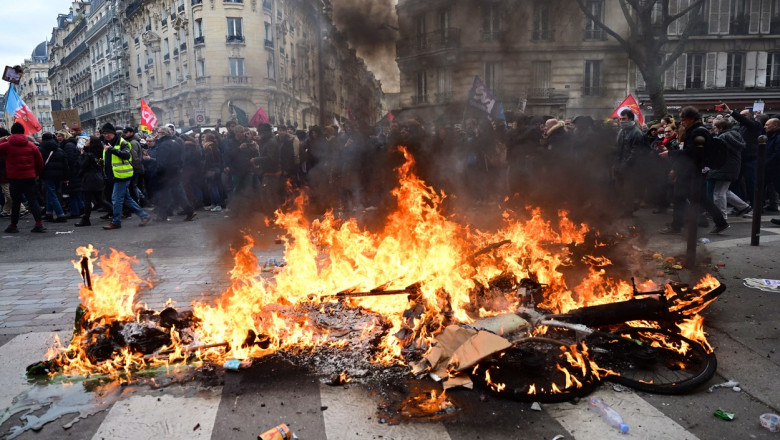 Protestele din Franta au degenerat din nou in lupte de strada. Manifestantii au atacat fortele de ordine cu sticle, pietre si artificii Imagine