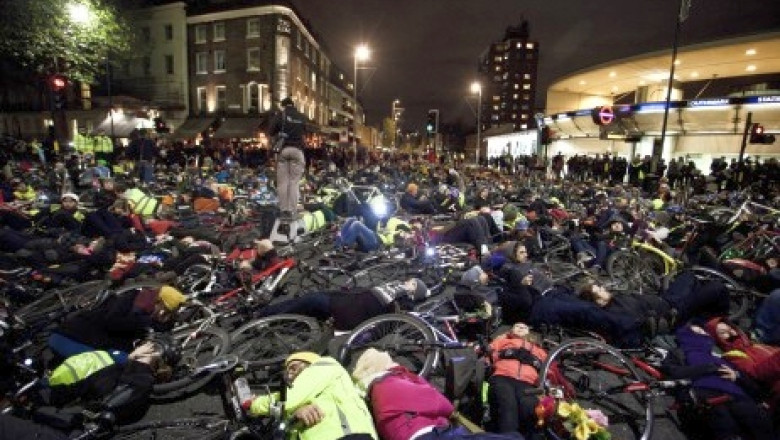 Protestul biciclistilor la Londra: Simuleaza un urias accident rutier si se intind pe jos, pe strada, printre lumanari Imagine
