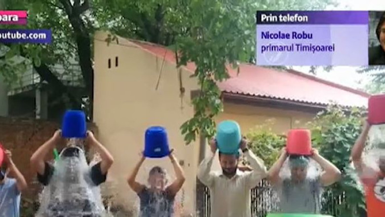 Provocare inedita pentru primarul Timisoarei. Cativa tineri i-au propus edilului sa isi toarne o galeata cu gheata si apa rece in cap  Imagine