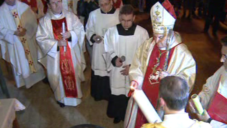 PS Petru Gherghel a sfintit focul, in curtea Catedralei catolice din Iasi Imagine