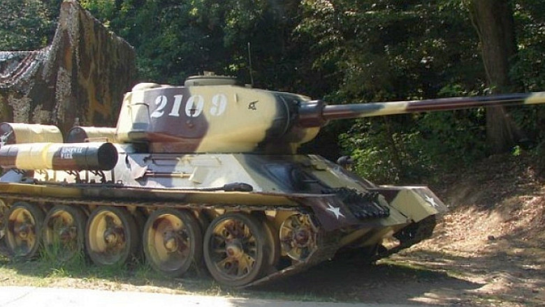 PSD, sedinta de campanie intre arme si tancuri. Social-democratii se intrunesc la o fosta baza militara din Orastie Imagine