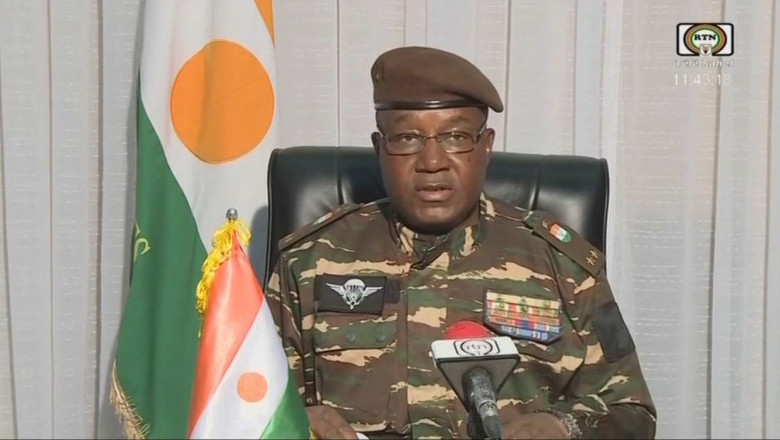 Pucistii din Niger acuza Franta ca are in plan sa atace tara pentru a-l elibera pe presedintele arestat Imagine