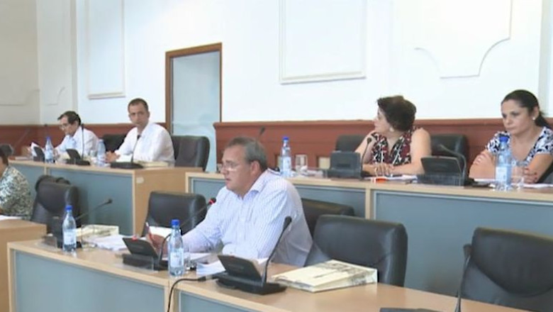 Punctele suplimentare de pe ordinea de zi i-au scos din sala pe consilierii PDL! Imagine