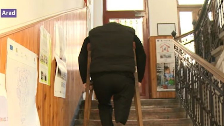 Pus pe drumuri cu un picior amputat Imagine