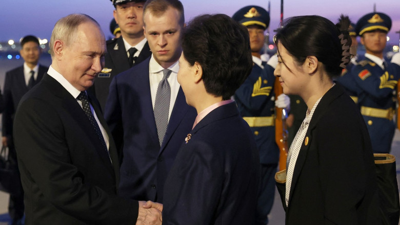 Putin a ajuns in China, pentru prima sa vizita de stat din noul mandat. Din delegatia lui fac parte 20 de guvernatori regionali Imagine