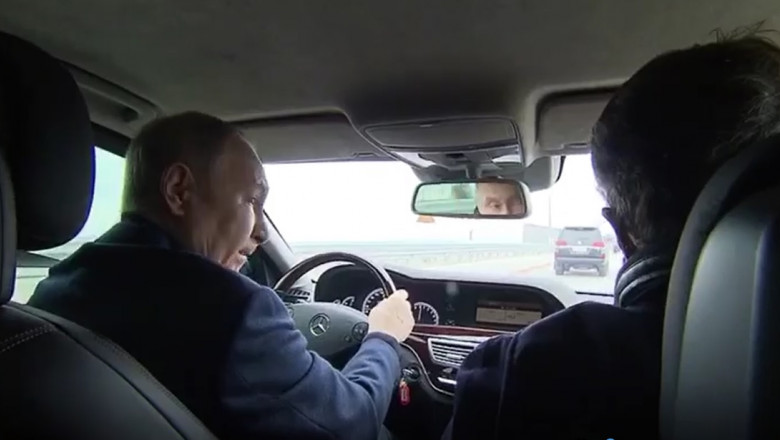 Putin a condus pe Podul Kerci, distrus partial in octombrie. Este prima vizita in Crimeea, de la inceputul razboiului Imagine
