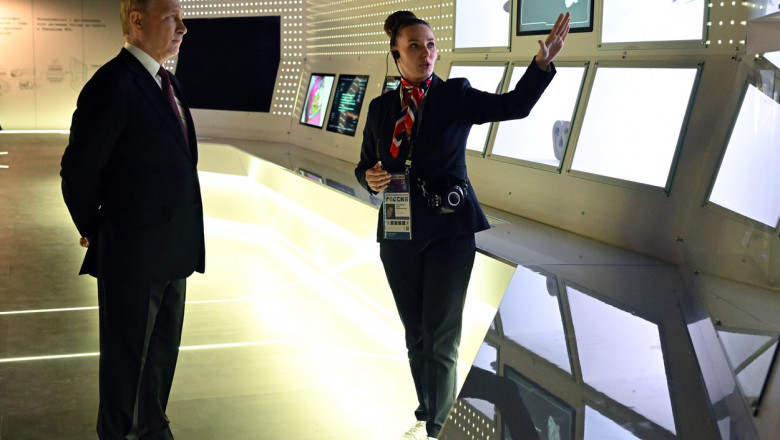 Putin a organizat o sceneta de propaganda la o expozitie din Moscova. Dictatorul rus „s-a ferit” sa apese o imitatie de buton nuclear Imagine