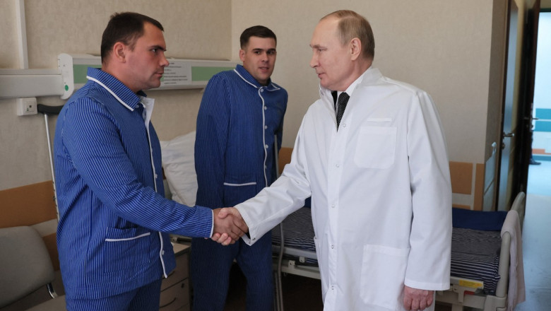 Putin a vizitat un spital cu soldati raniti in Ucraina. Militarii in carje au stat drepti in fata lui Imagine