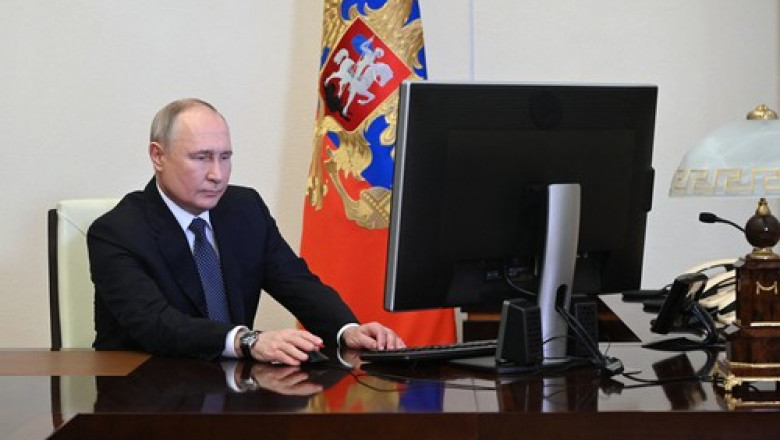 Putin a votat online, din biroul sau, in prima zi a alegerilor prezidentiale din Rusia Imagine