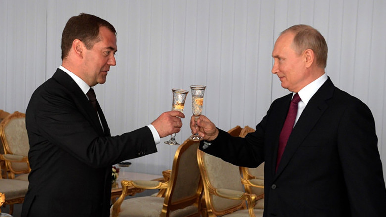 Putin l-a decorat pe Dmitri Medvedev de ziua sa. Fostul presedinte rus a amenintat recent SUA Imagine