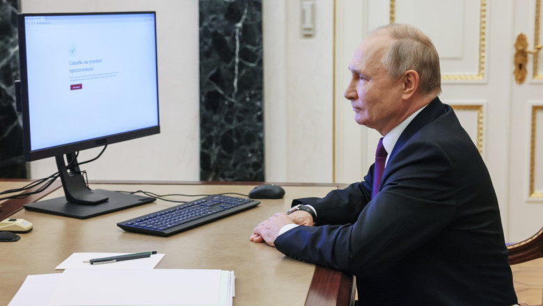Putin nu iese nici la urne. La alegerile regionale din Rusia, presedintele Federatiei a votat online Imagine