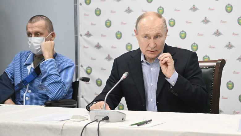 Putin, prima sceneta din 2024: Teatru regizat cu soldati raniti in pijamale pe post de figuranti si amenintari cu semne obscene Imagine