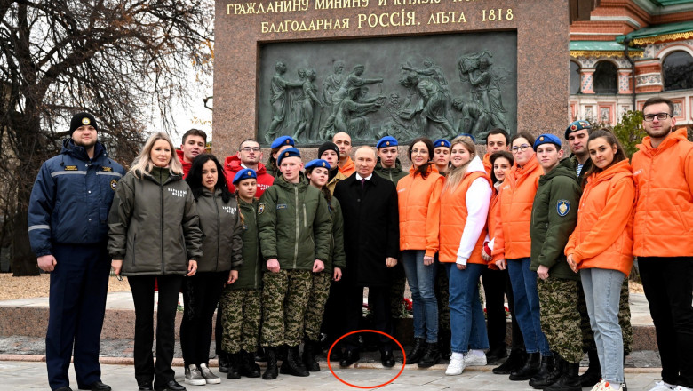 Putin si-a pus pantofi cu talpa groasa si s-a catarat pe o bordura ca sa fie mai inalt decat copiii cu care s-a pozat de Ziua unitatii Imagine