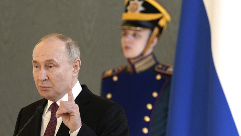 Putin sterge datoriile rusilor care se inroleaza in armata pentru a lupta in Ucraina