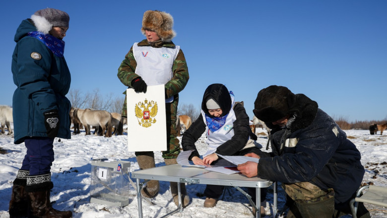 Putin trimite oficiali cu elicopterul in regiuni izolate, printre reni, ca sa fie votat anticipat: „In total, au votat patru alegatori” Imagine