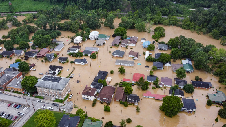 "A trebuit sa inotam ca sa iesim, apa era peste capul meu". Inundatii devastatoare in Kentucky, a fost declarata stare de urgenta Imagine