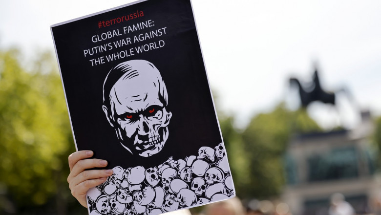 "Ar trebui sa ne luam cateva lovituri in dinti ca sa plecam din Ucraina". Putin, sfidat de rusi chiar in Moscova Imagine