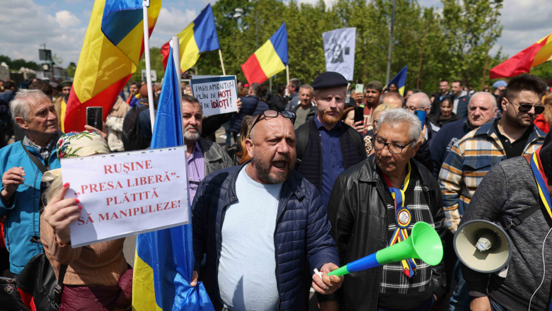 "Aveti noroc ca si-au lasat toti cutitele acasa". Protest ilegal AUR la Parlament, Ludovic Orban si Csoma Botond au fost agresati Imagine