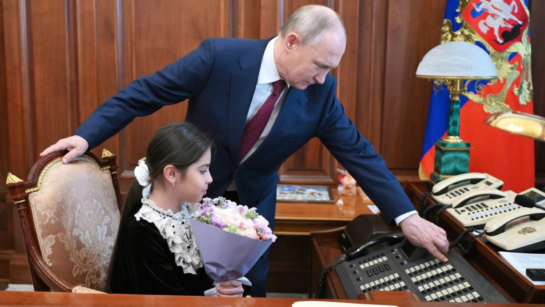 "Bunicutul din buncar". Putin, o noua actiune de PR. A adus la Kremlin o fetita de 8 ani si a pus-o la biroul lui Imagine