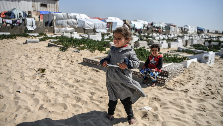 "Copiii se agata de mine, in timp ce cainii scormonesc in morminte". Marturii teribile din Rafah, unde oamenii s-au refugiat in cimitir Imagine