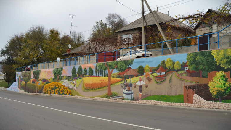 "Dor de casa", pictura murala de 1.000 mp de la intrarea in orasul Cahul. Scenele surprind viata satelor moldovenesti Imagine